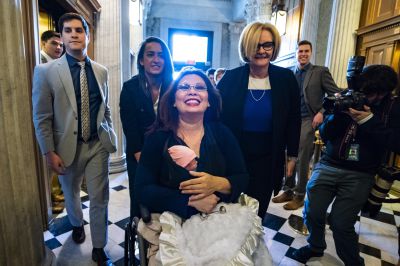 Tammy Duckworth: la veterana de guerra que hizo historia con su bebé en el Senado