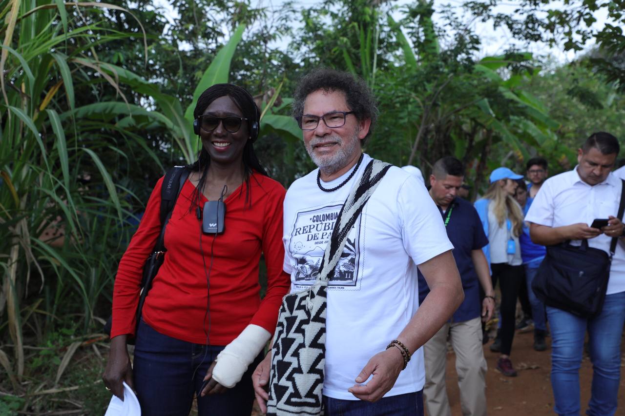 Pastor Alape, firmante de paz de las Farc, también estuvo presenten en el encuentro.