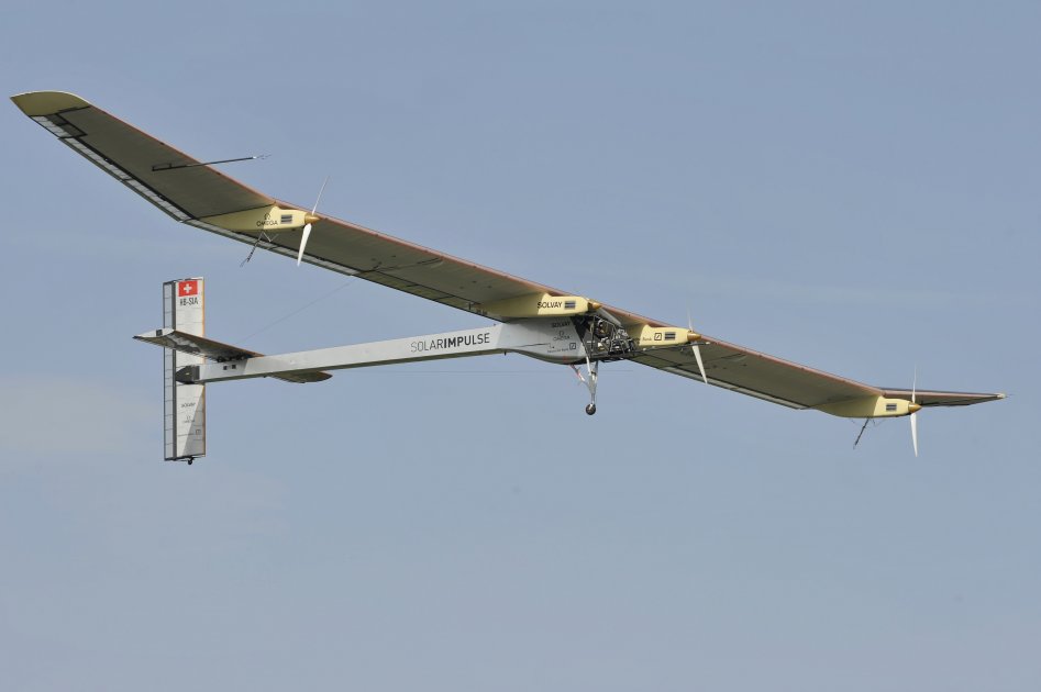 Avión Solar Impulse 2 aterriza en California tras cruzar el Pacífico