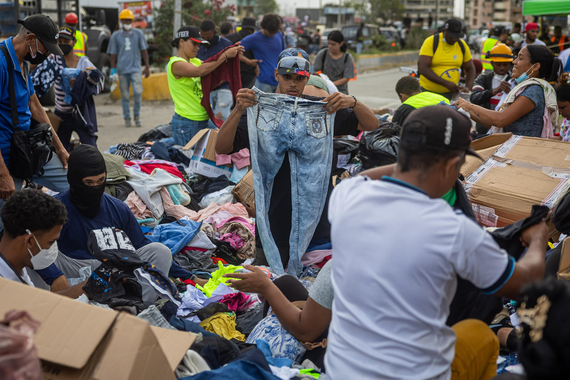 Rescatistas reducen las esperanzas de encontrar sobrevivientes tras terremotos en Venezuela