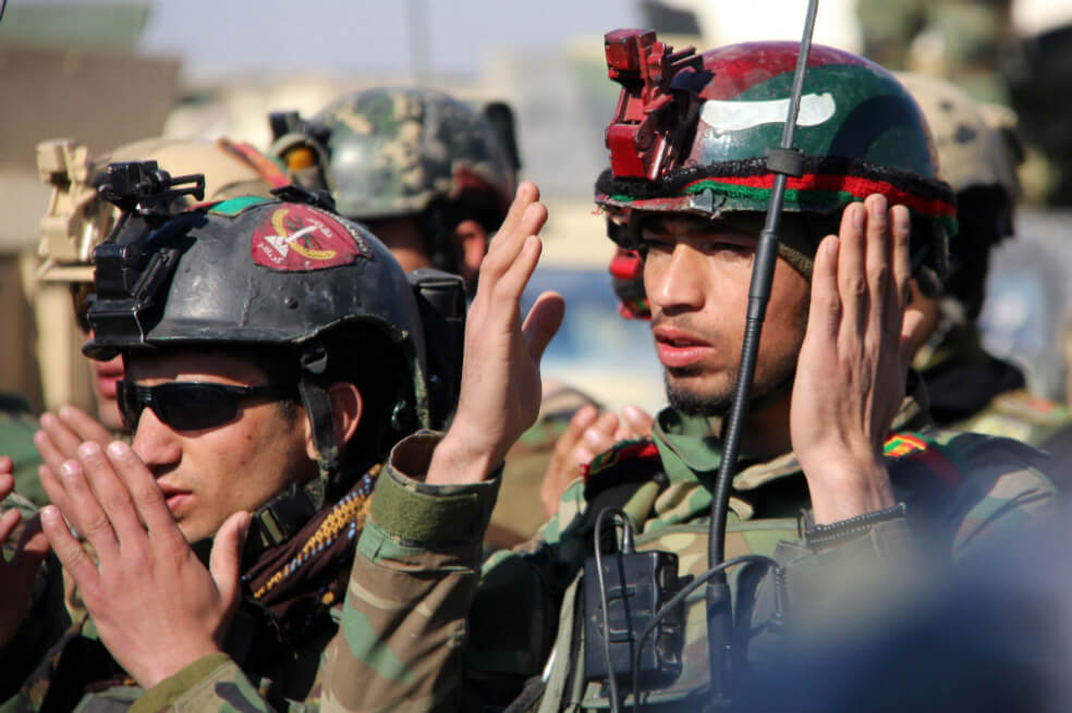 Soldados del ejército afgano controlan un puesto de control en Helmand, Afganistán. La tregua prometida por los talibanes se ha cumplido hasta ahora. El acuerdo que se firme el fin de semana determinará los próximos pasos del gobierno en el proceso de paz. / EFE