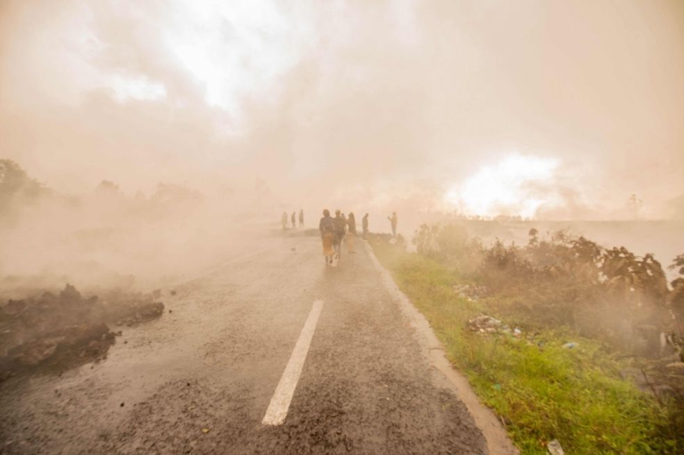 Los daños colaterales de la erupción dejan por ahora 30 víctimas, que murieron asfixiadas por el humo o calcinadas por el fuego. Más de 100 niños permanecen desaparecidos.