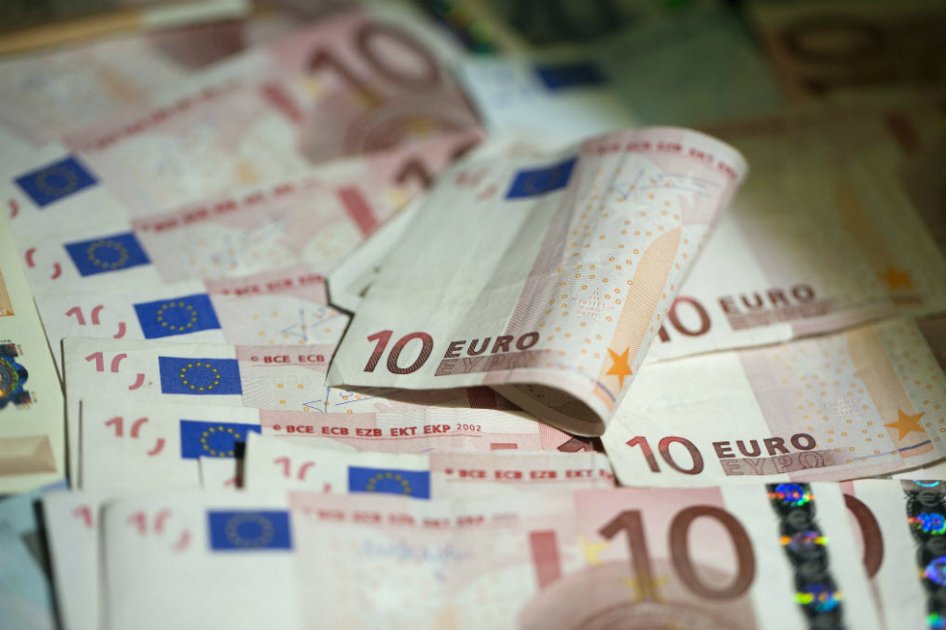 Euro baja frente a un dólar lastrado por dudas sobre economía de EE.UU.