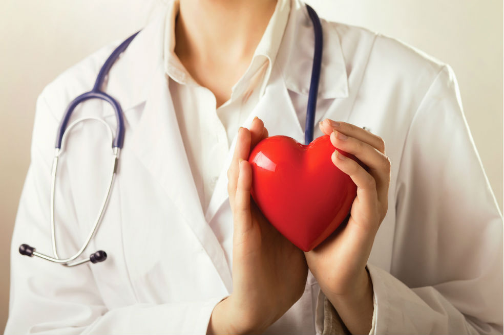Muchos pacientes pueden tener otros síntomas asociados, aparte del dolor en el pecho y la fatiga como son la sensación de taquicardias o palpitaciones.