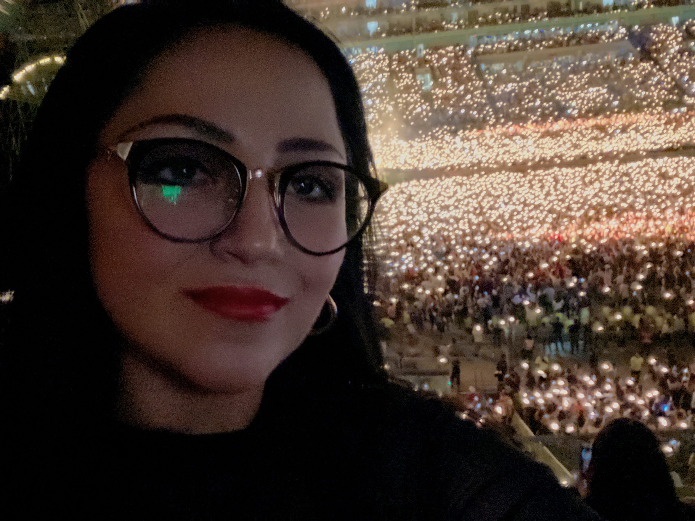 Abigail Rivera Ortiz, especialista de música, cultura y entretenimiento sostenible de Ocesa, en el concierto de Coldplay en Bogotá.