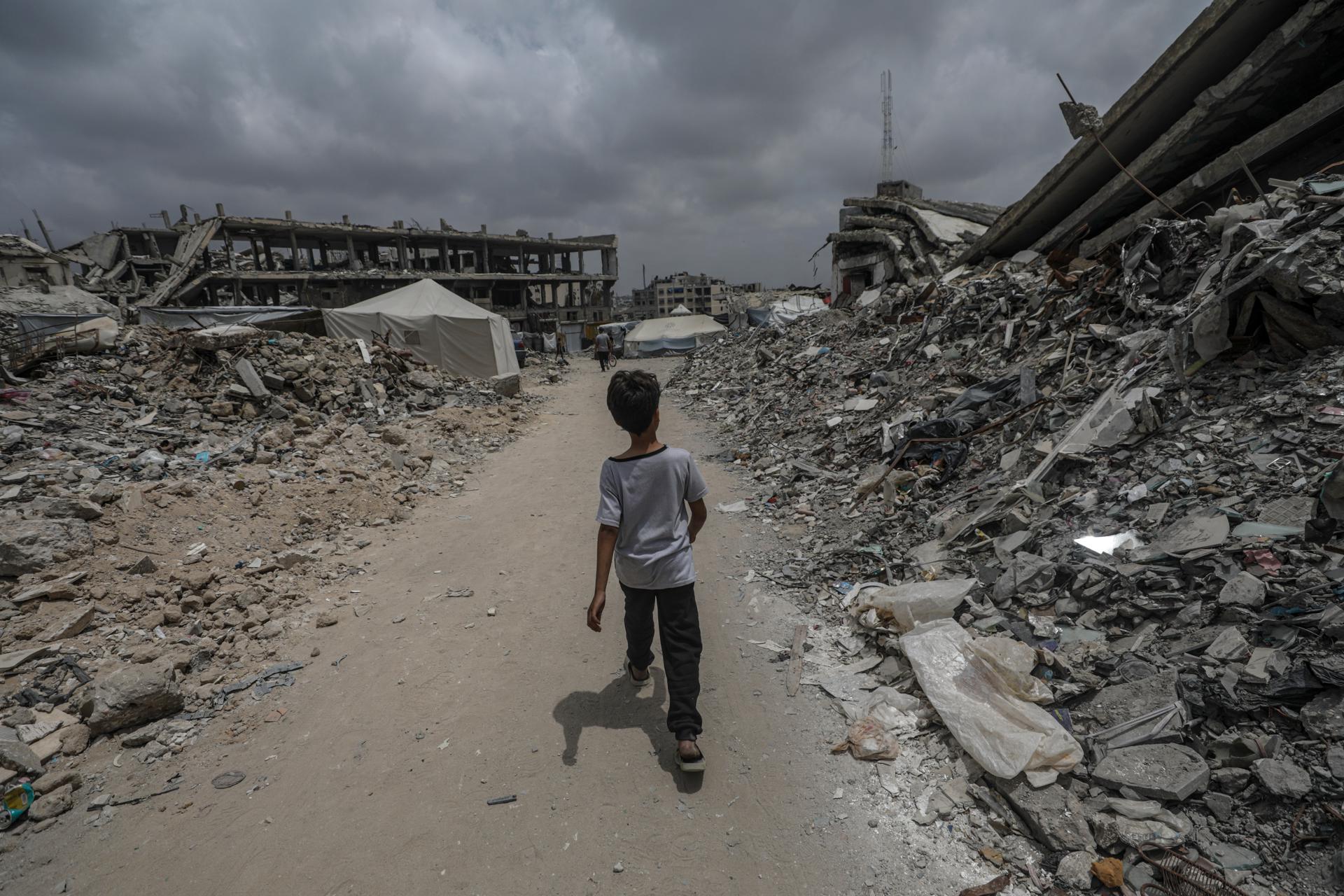 GAZA CITY (---), 12/05/2025.- An internally displaced Palestinian boy walks between destroyed buildings in the streets of Al Shejaeya neighbourhood in the east of Gaza City on, 12 May 2025. More than 51,000 Palestinians have been killed in the Gaza Strip, according to the Palestinian Ministry of Health, since Israel launched a military campaign in the strip in response to a cross-border attack led by the Palestinian militant group Hamas on 07 October 2023, in which about 1,200 Israelis were killed and more than 250 taken hostage. EFE/EPA/MOHAMMED SABER
