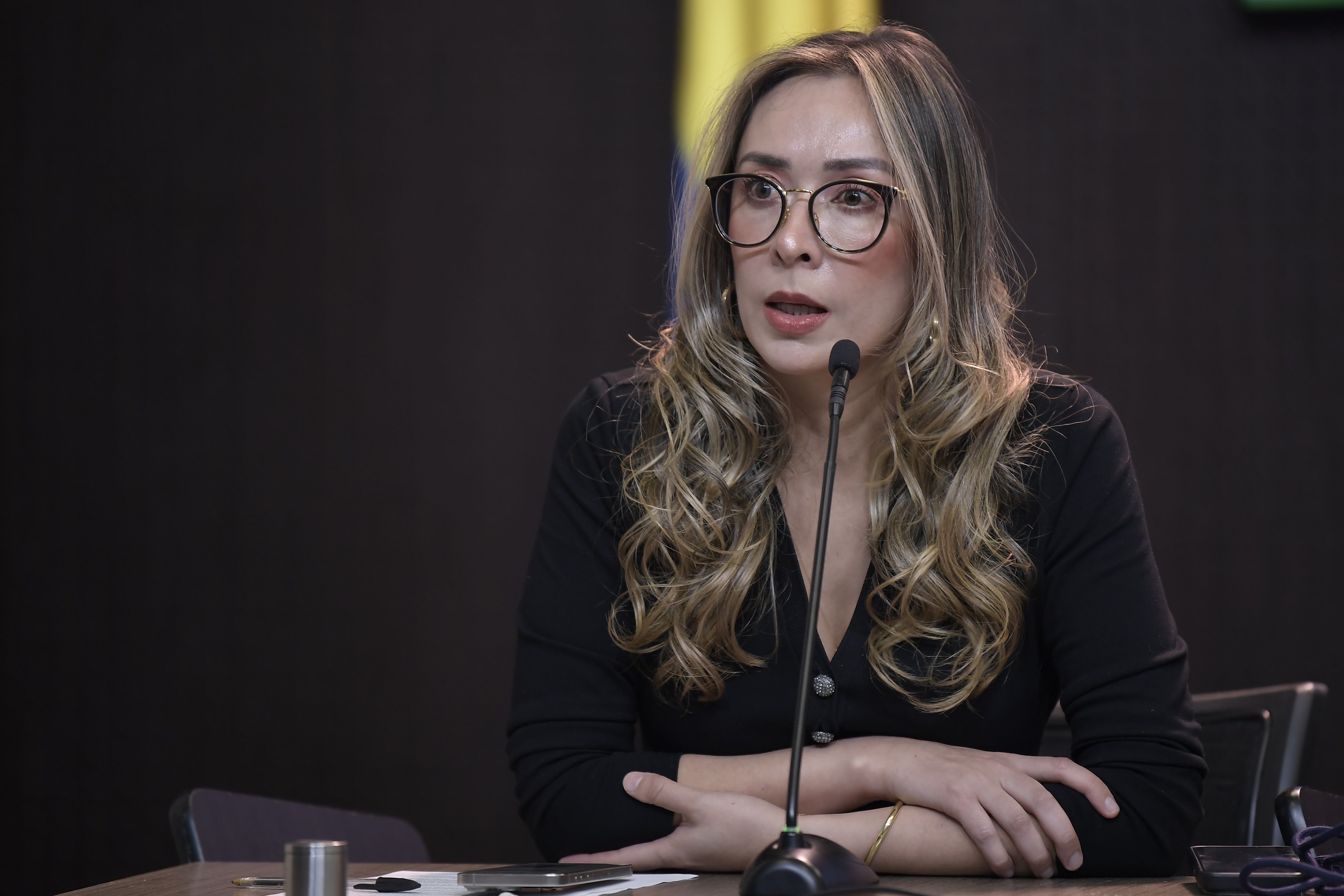 Miembro de la Cámara de Representantes, en rueda de prensa formalizando el pedido de escisión del partido político Alianza Verde por los acuerdos que el ala petrista del partido ha hecho con el Gobierno Nacional.