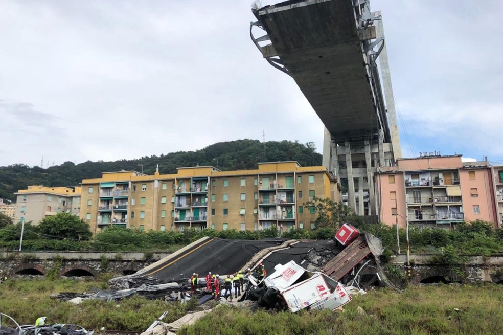 Servicios de emergencia buscan entre los escombros tras el derrumbe de un puente en Génova (Italia). / EFE