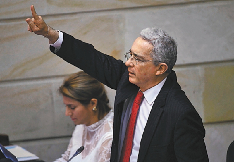 Álvaro Uribe Vélez enfrentará un juicio penal por los delitos de fraude procesal y soborno.