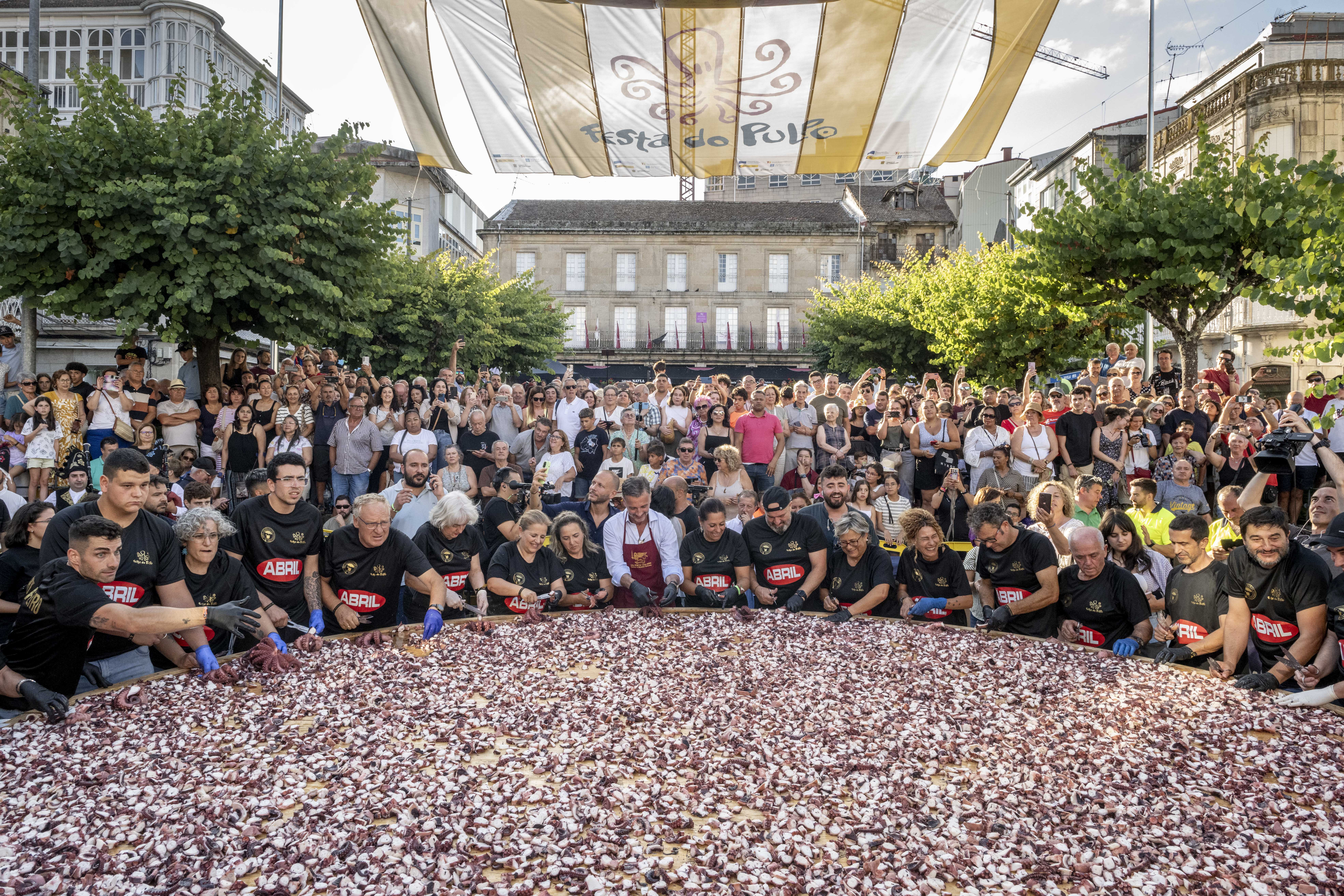 Un pueblo gallego bate su récord con una tapa de pulpo ‘olímpica’ de casi 600 kilos