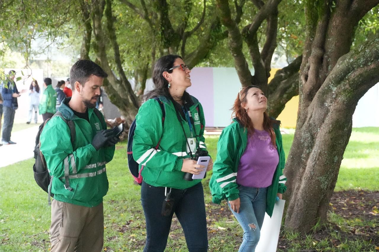 Equipos de secretaría de Ambiente durante el montaje del FEP 2025.