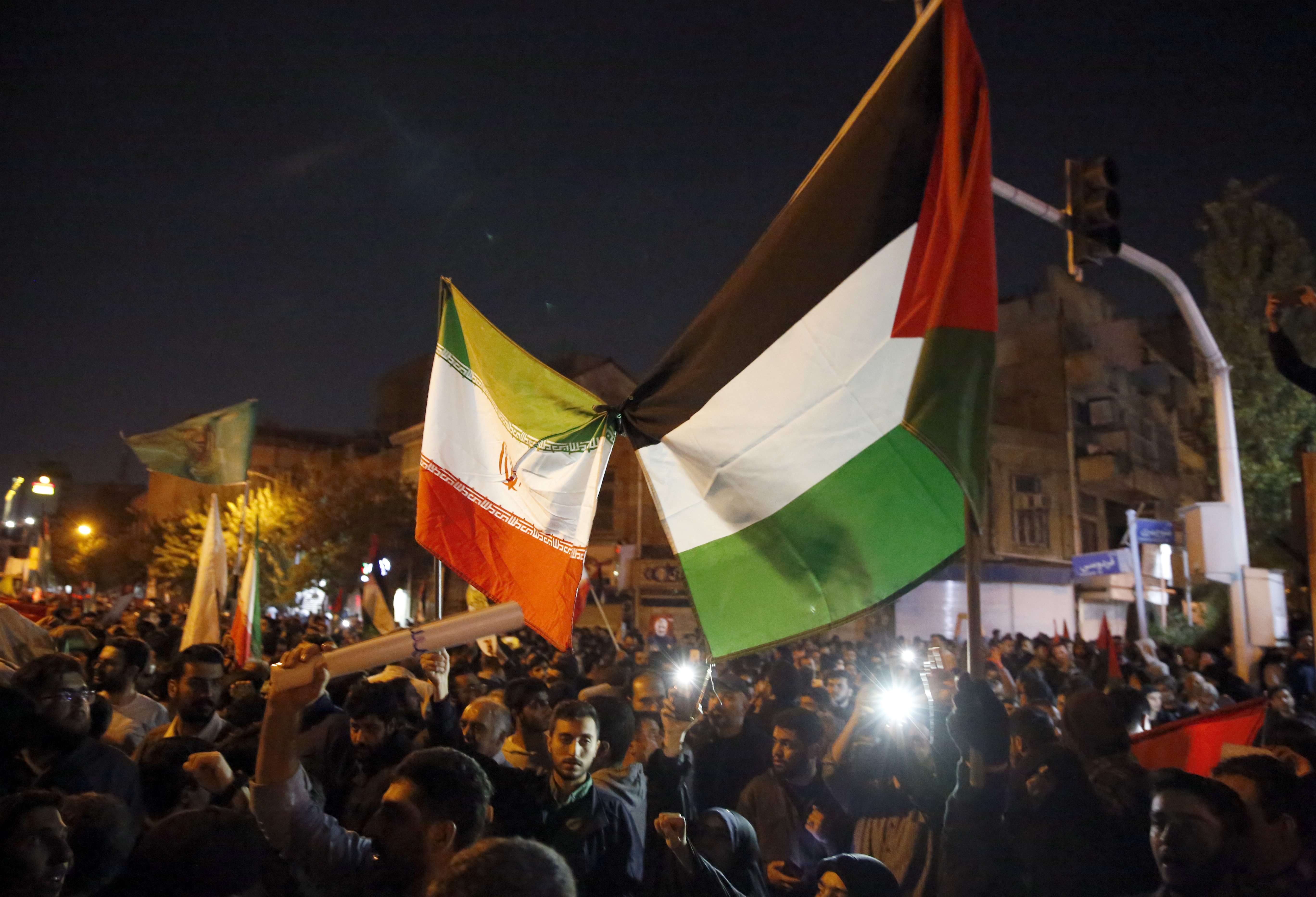Tehran (Iran(islamic Republic Of)), 17/10/2023.- Hundreds of Pro-Palestine supporters gathered to show their solidarity with Gaza people in front of the British embassy after Gaza hospital strike, in Tehran, Iran, early 18 October 2023. The protest erupted hours after Hamas-led authorities in Gaza said hundreds of people have been killed in an Israeli strike on a hospital in Gaza on 17 October. According to the Israel Defense Forces (IDF), the Islamic Jihad is responsible for the failed rocket launch that hit the hospital. (Protestas, Teherán) EFE/EPA/ABEDIN TAHERKENAREH