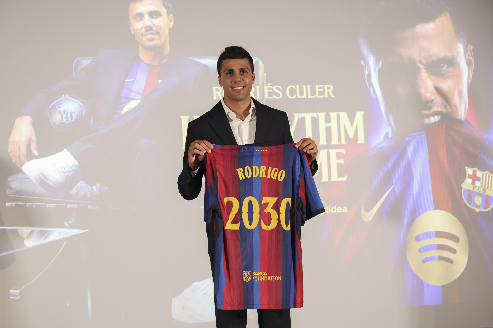 BARCELONA, 18/08/2026.- El centrocampista español Rodrigo Hernández 'Rodri' posa para los medios de comunicación como nuevo jugador azulgrana tras formalizar su fichaje con el FC Barcelona, este martes en Barcelona. 'Rodri', cuyo fichaje por el Barcelona hasta el 30 de junio de 2030 se ha hecho oficial este martes, ha asegurado que el equipo azulgrana "siempre fue su primera opción" cuando decidió dejar el Manchester City. EFE/ Quique García
