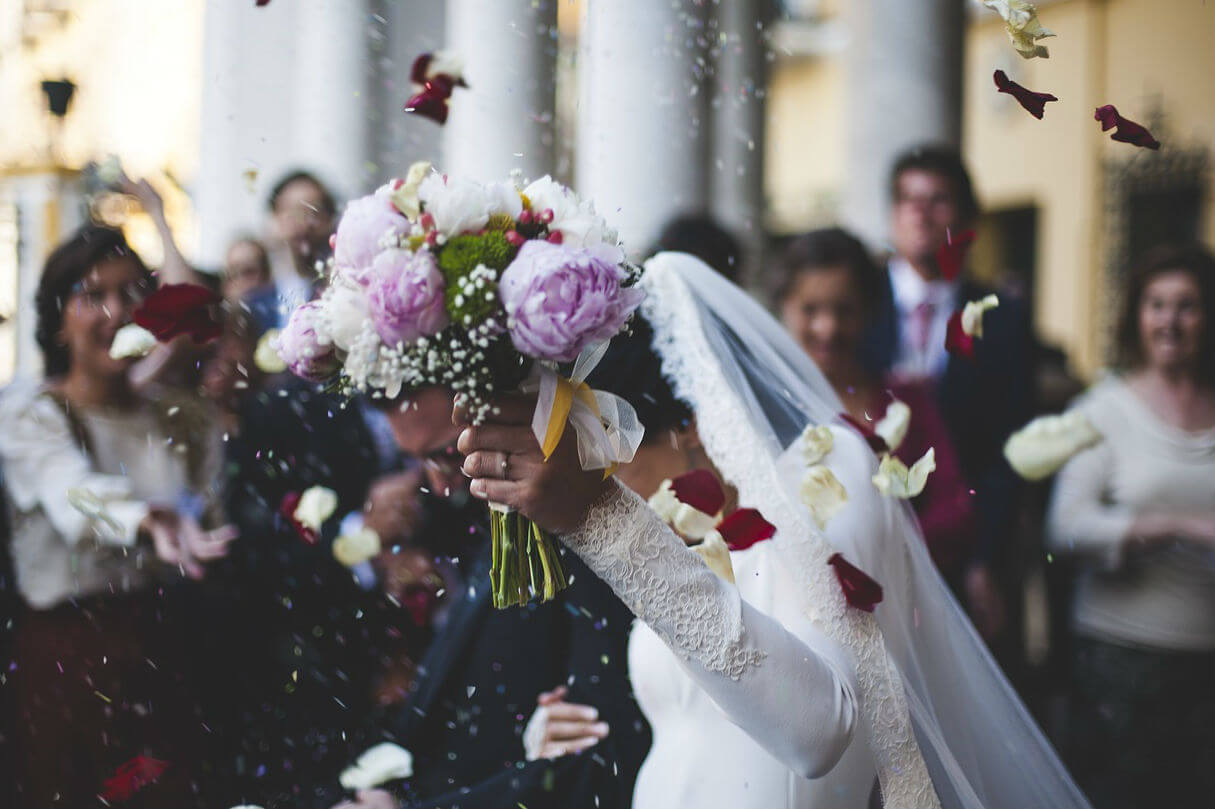 Arrestan a pareja por proponerse matrimonio en público