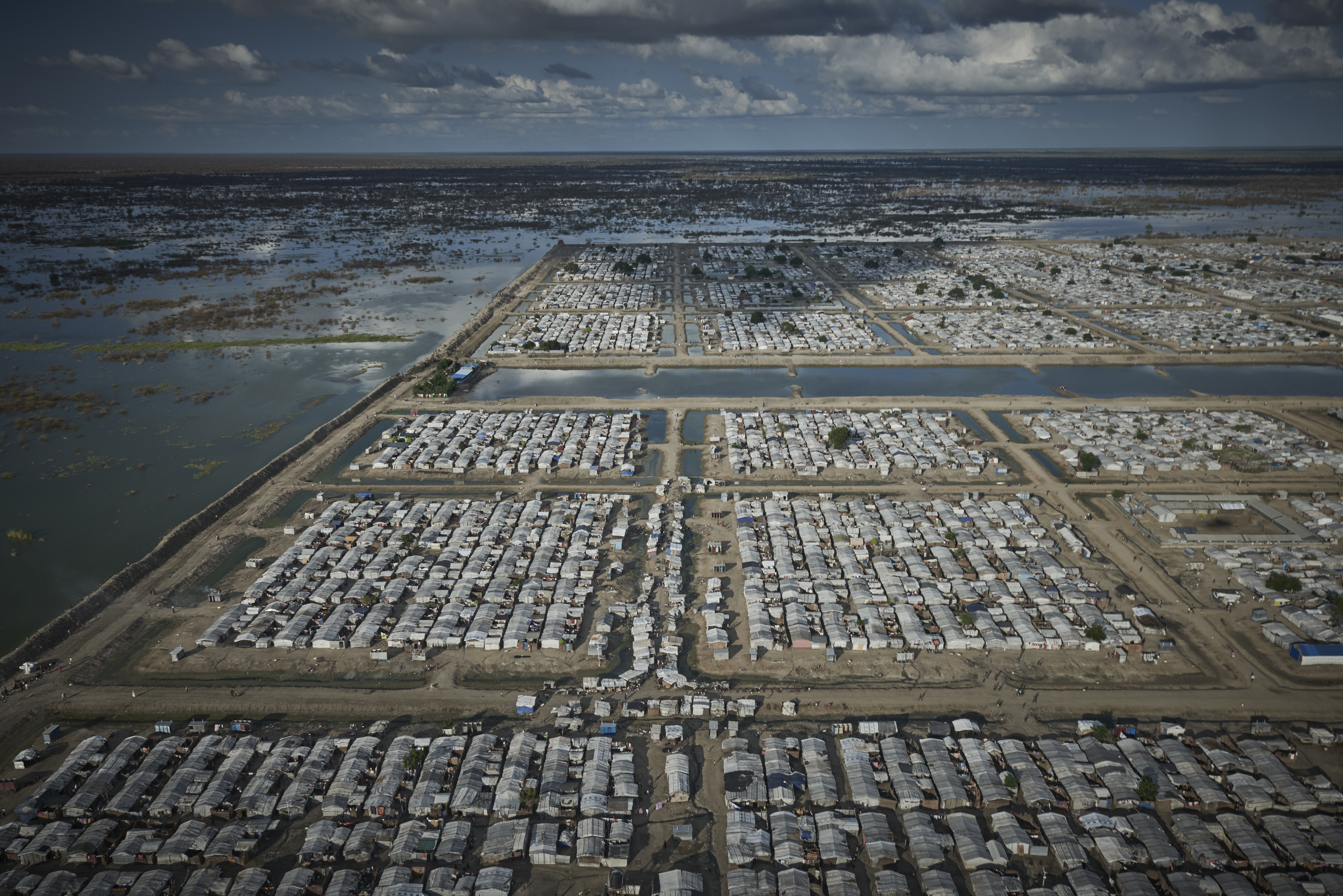 Una vista aérea del campo de desplazados internos en Bentiu. Las aguas de la inundación rodean el campamento, donde viven aproximadamente 120.000 personas. Los diques son lo único que protege el campamento de las inundaciones.