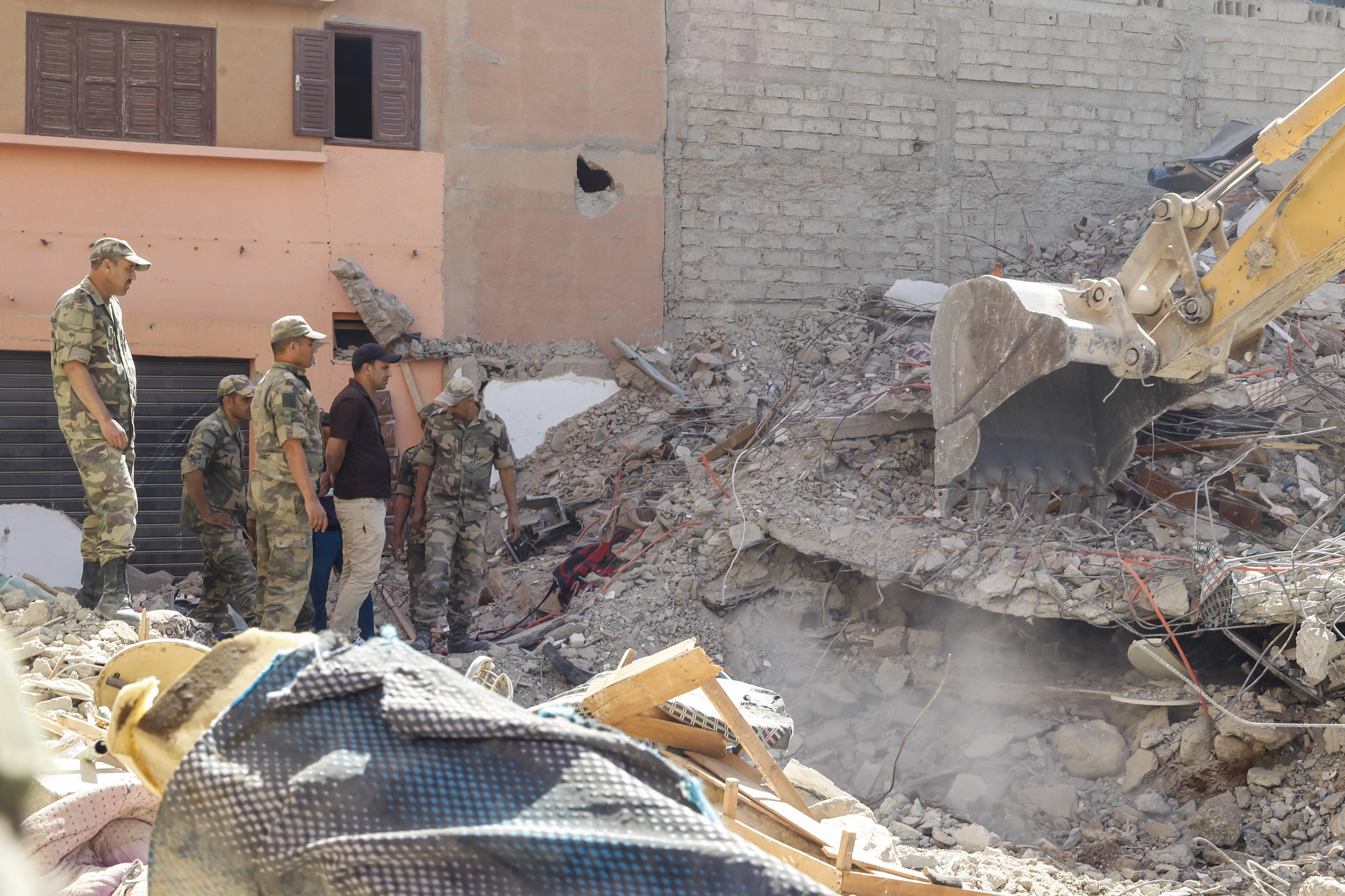 AMIZMIZ (MARRUECOS), 09/09/2023.- Efectivos del ejército buscan supervivientes entre los escombros de edificios derruidos en la población de Amizmiz, situada a unos 30 kilómetros del epicentro del terremoto, en las faldas del Atlas. EFE/ María Traspaderne