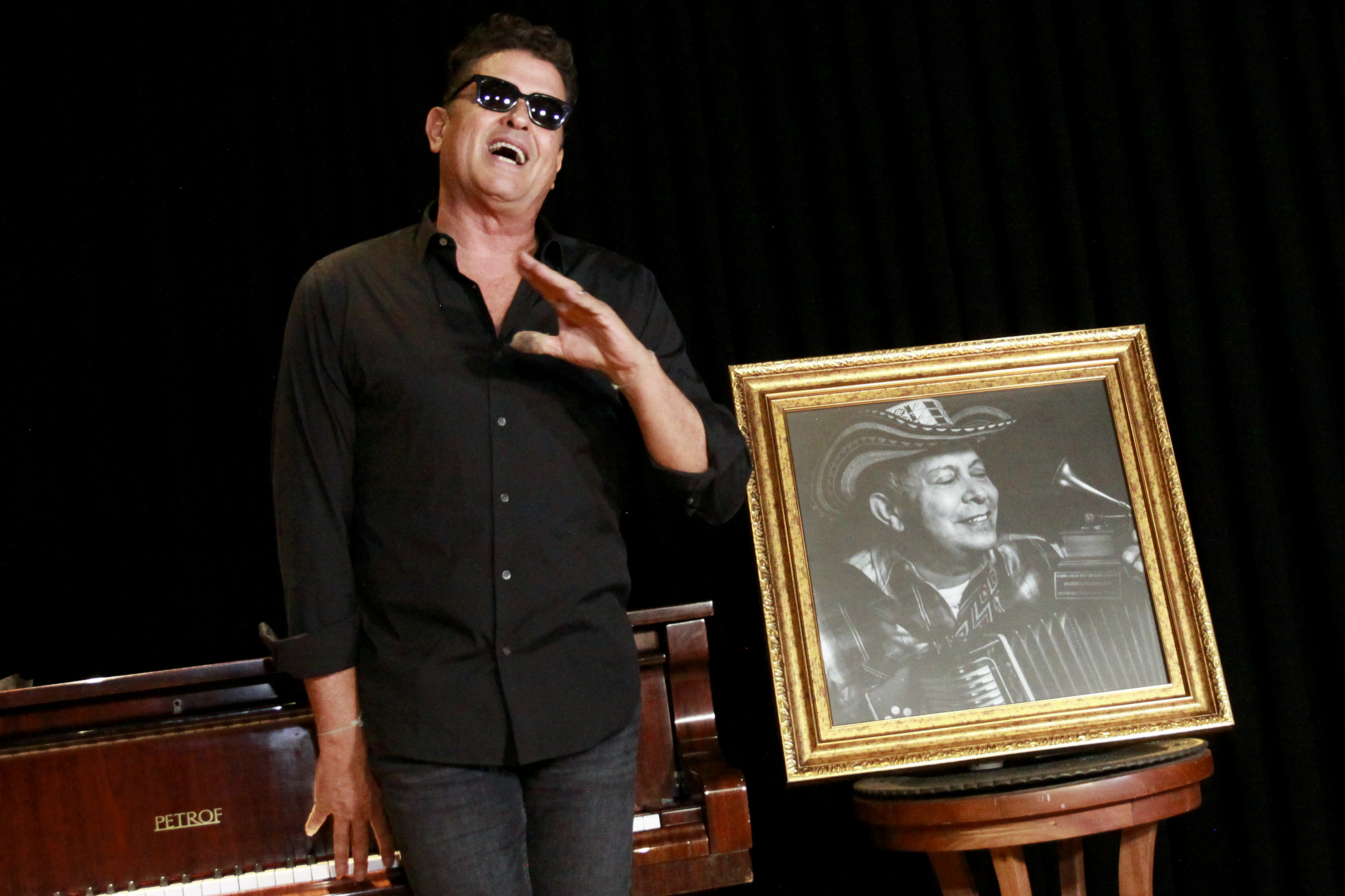 AME9492. BOGOTÁ (COLOMBIA), 21/10/2024.- El cantautor colombiano Carlos Vives habla en una rueda de prensa con motivo del fallecimiento del acordeonista Egidio Cuadrado este lunes, en Bogotá (Colombia). Vives recordó a su acordeonista Cuadrado, fallecido este lunes en Bogotá a los 71 años, como un "compadre" alegre, auténtico y carismático que deja un gran legado para la música vallenata. EFE/ Vannessa Jiménez