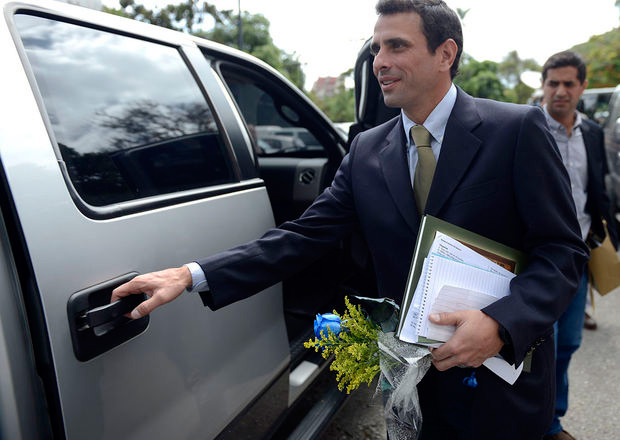 Capriles anuncia visita a Santos y chavismo condena a diputado