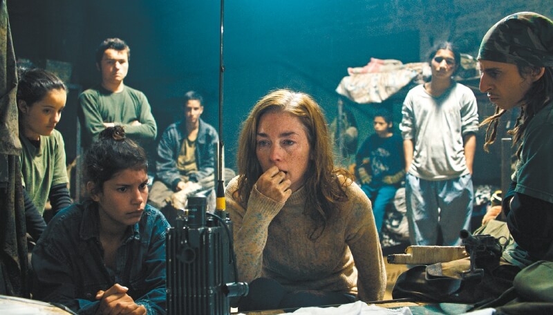 Karen Quintero, izquierda, y Julianne Nicholson, al centro, en una escena de “Monos”./ Cortesía “Monos”.