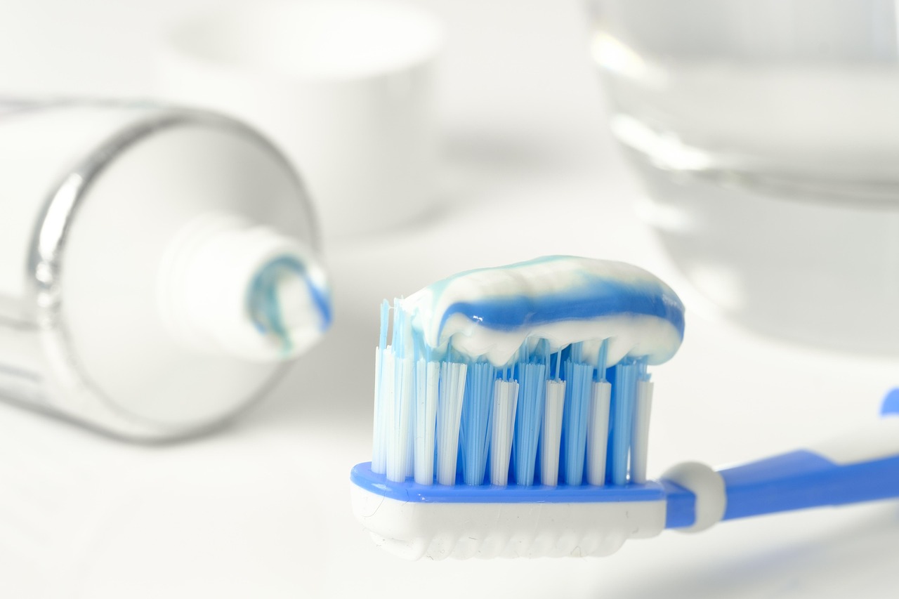 11 usos caseros de la crema de dientes para quitar manchas, eliminar olores y más