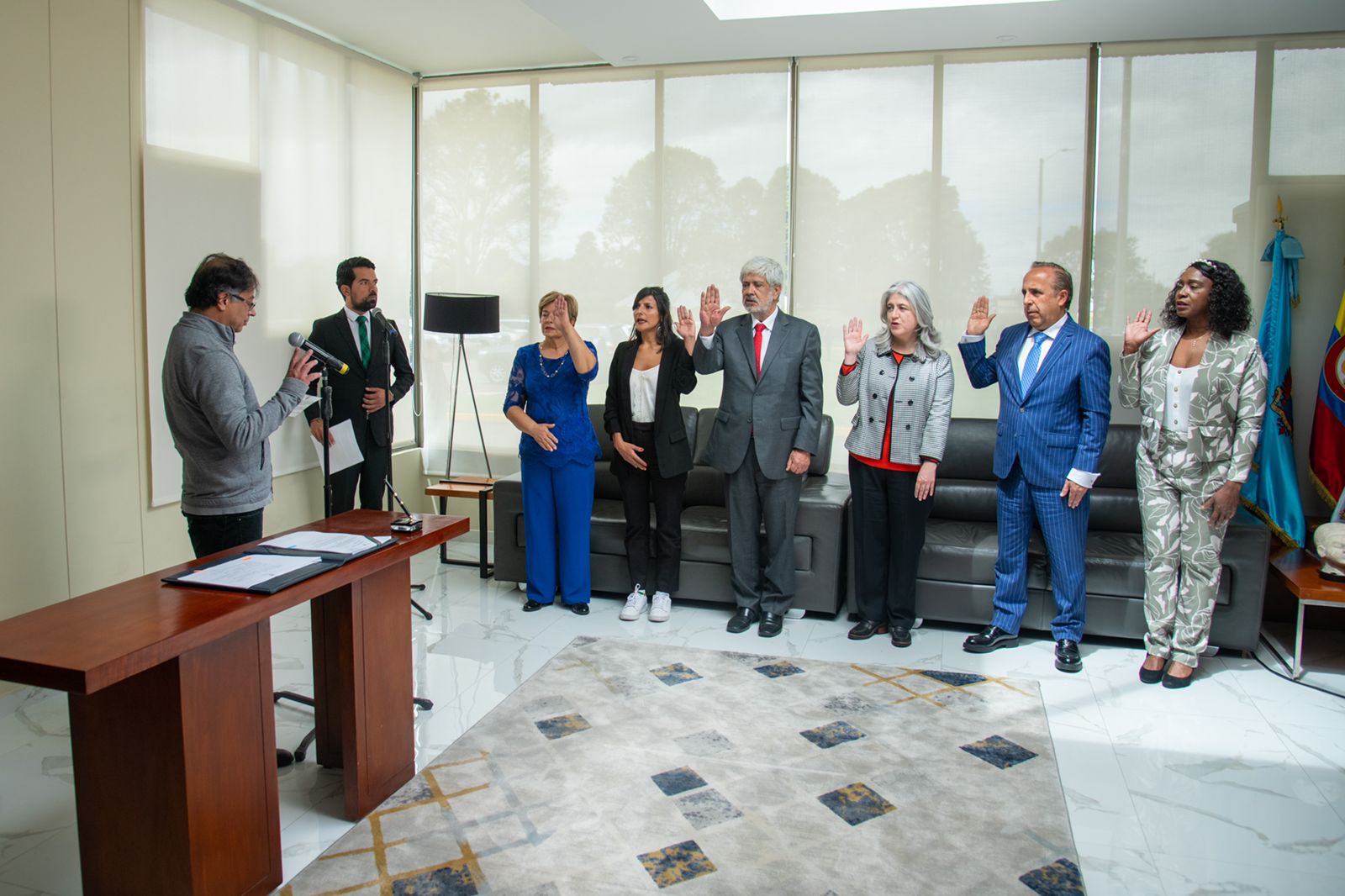 “Bienvenidos al gobierno del cambio”: Petro al posesionar a seis de sus ministros