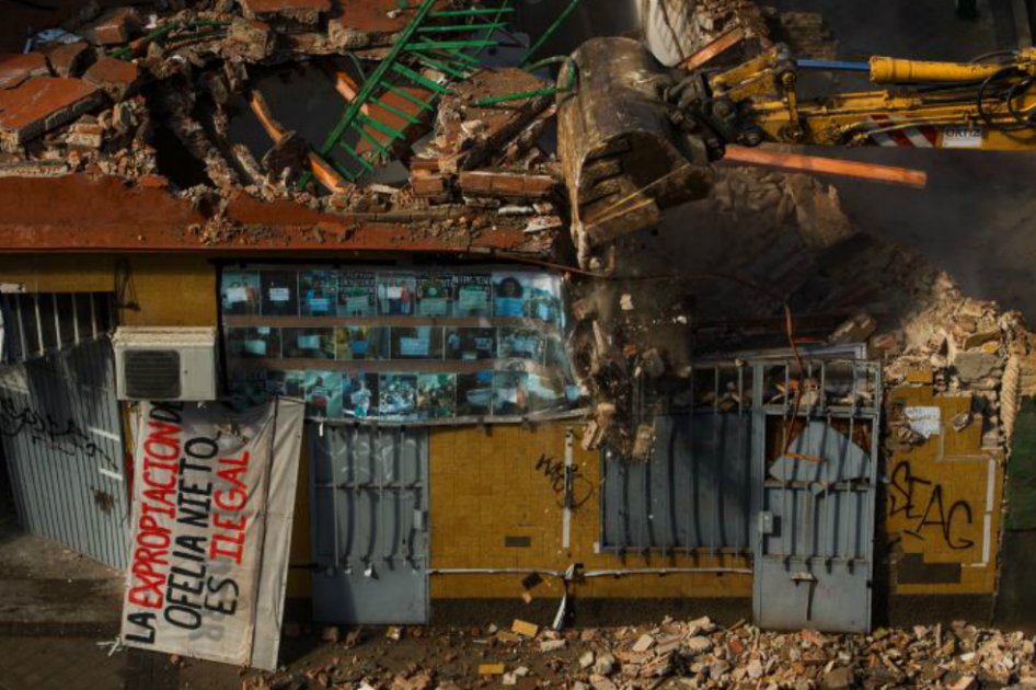 Desalojan a tres familias en el centro de Madrid con excavadora