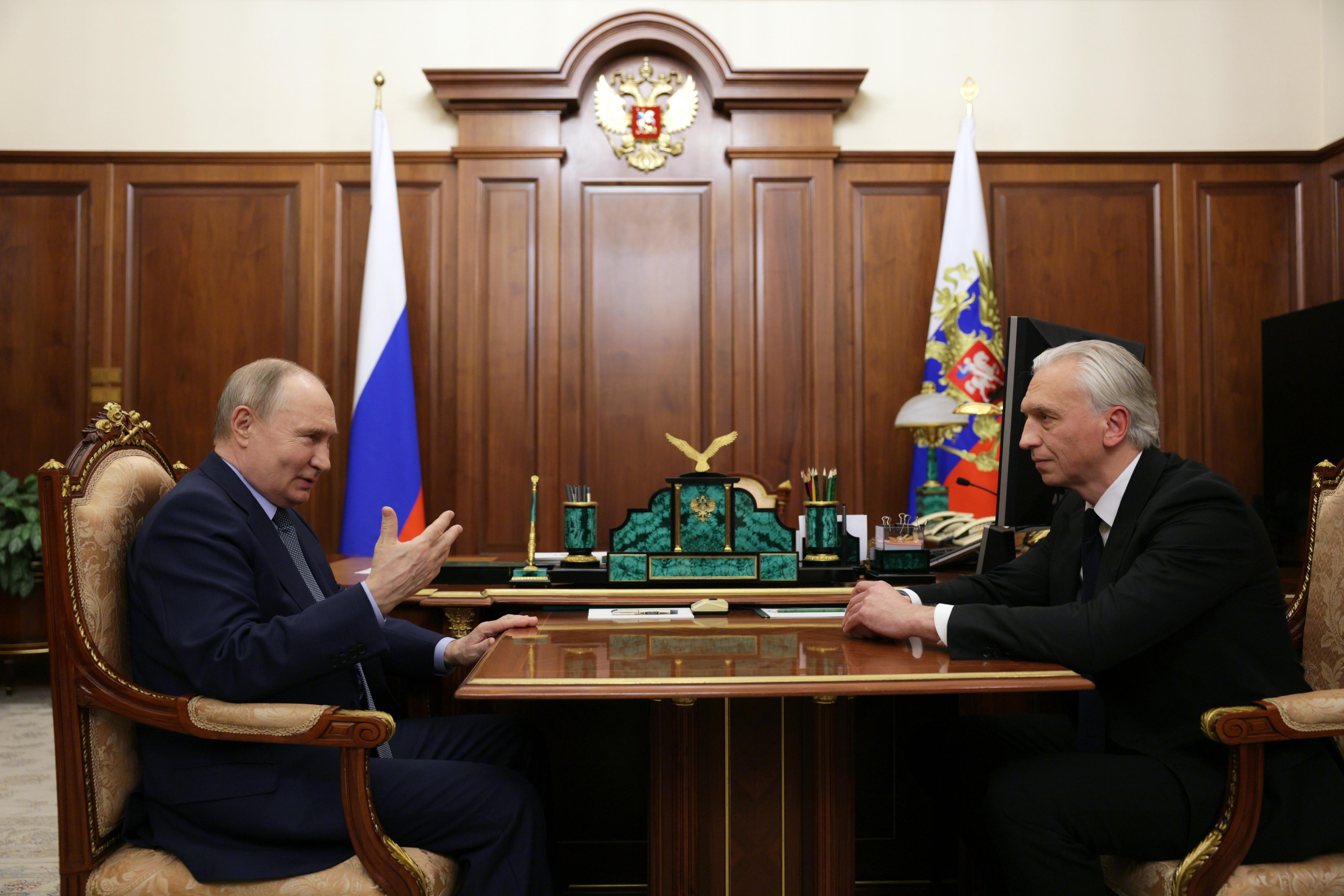 Moscow (Russian Federation), 01/07/2024.- Russian President Vladimir Putin (L) meets with Gazprom Neft CEO Alexander Dyukov at the Kremlin in Moscow, Russia, 02 July 2024. (Rusia, Moscú) EFE/EPA/VYACHESLAV PROKOFYEV /SPUTNIK/KREMLIN POOL MANDATORY CREDIT
