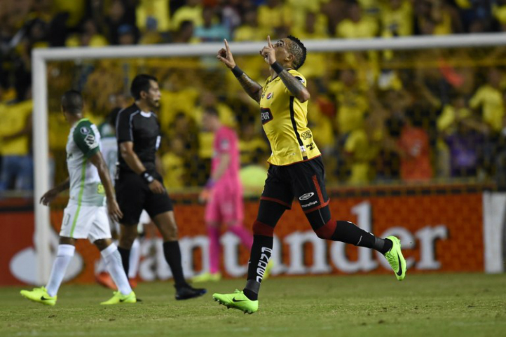 El uruguayo Jonathan Álvez, de Barcelona de Ecuador, celebra el gol que le marcó este martes a Nacional. / AFP