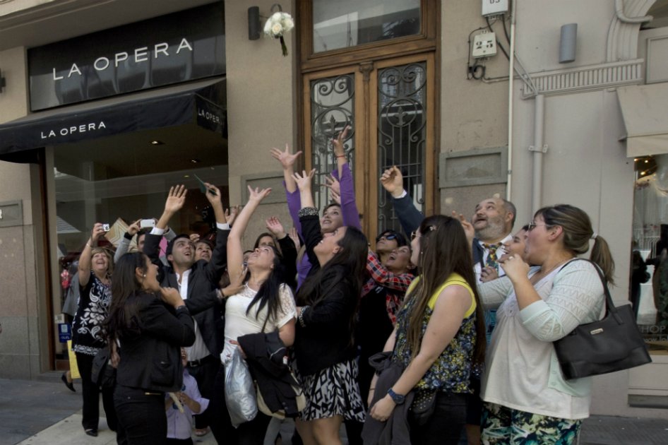 Protestas de funcionarios uruguayos obligan a parejas a casarse en la calle