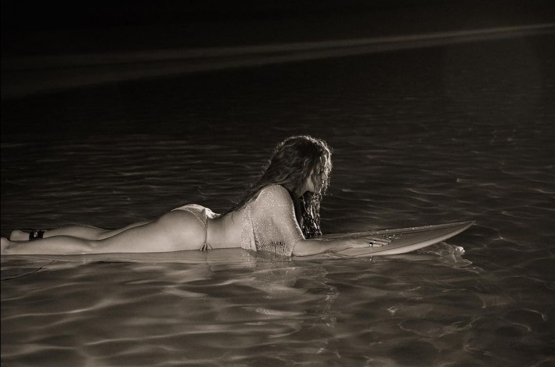 Shakira demuestra sus habilidades para el Surf en el video de Don't Wait Up.