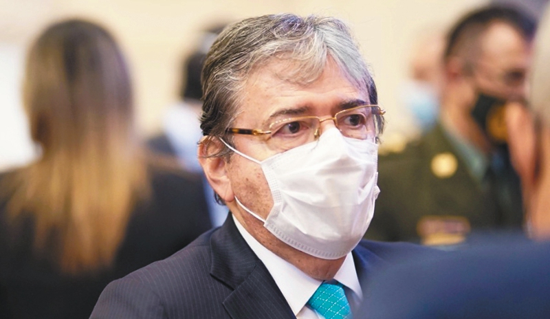 Ministro de Defensa sigue en cuidados intensivos, pero “estable”: Presidencia