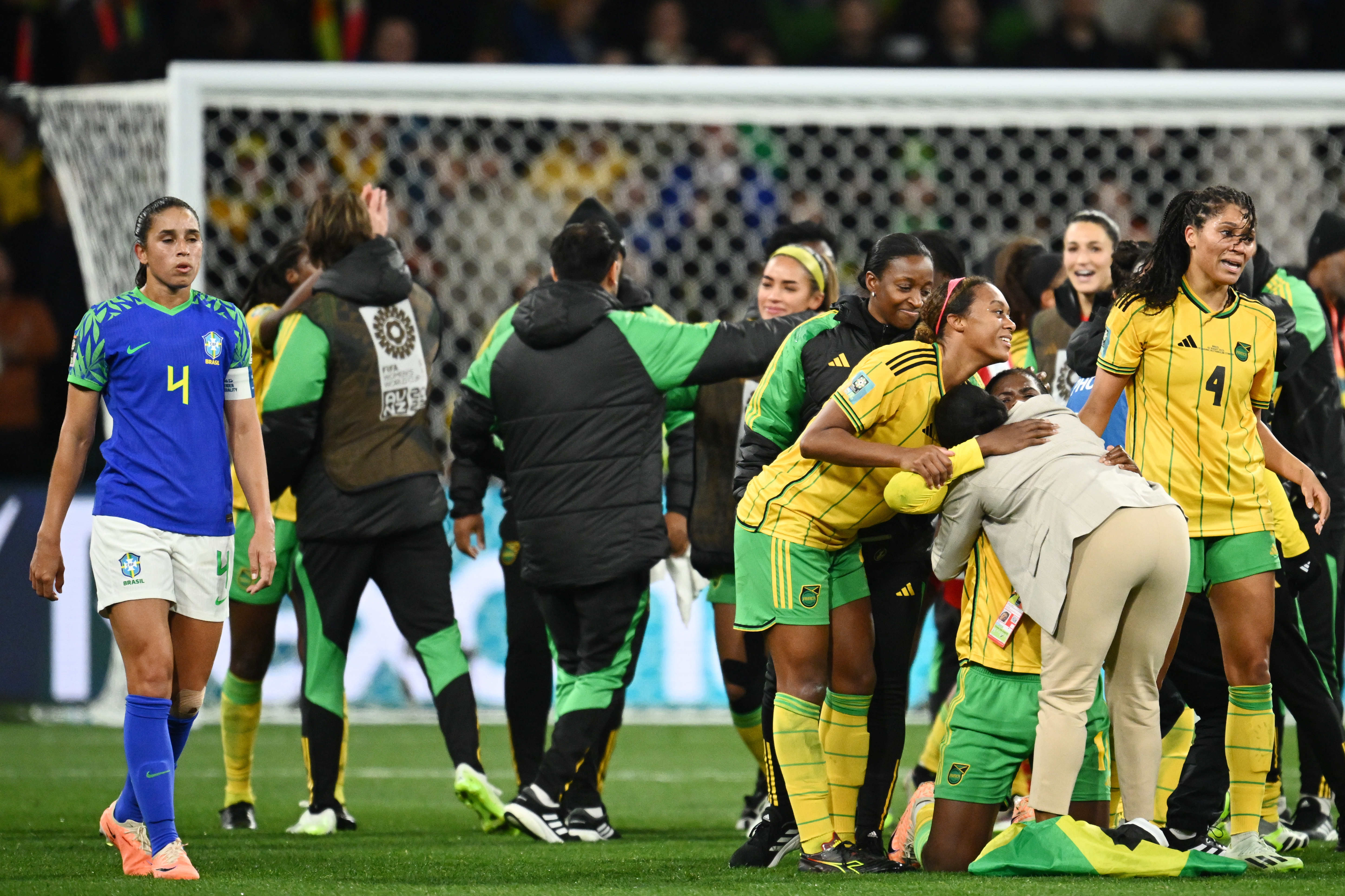 Melbourne (Australia), 02/08/2023.- Rafaelle (L) of Brazil reacts as players of Jamaica celebrate after the FIFA Women's World Cup 2023 group F soccer match between Jamaica and Brazil at Melbourne Rectangular Stadium in Melbourne, Australia, 02 August 2023. (Mundial de Fútbol, Brasil) EFE/EPA/JOEL CARRETT AUSTRALIA AND NEW ZEALAND OUT EDITORIAL USE ONLY