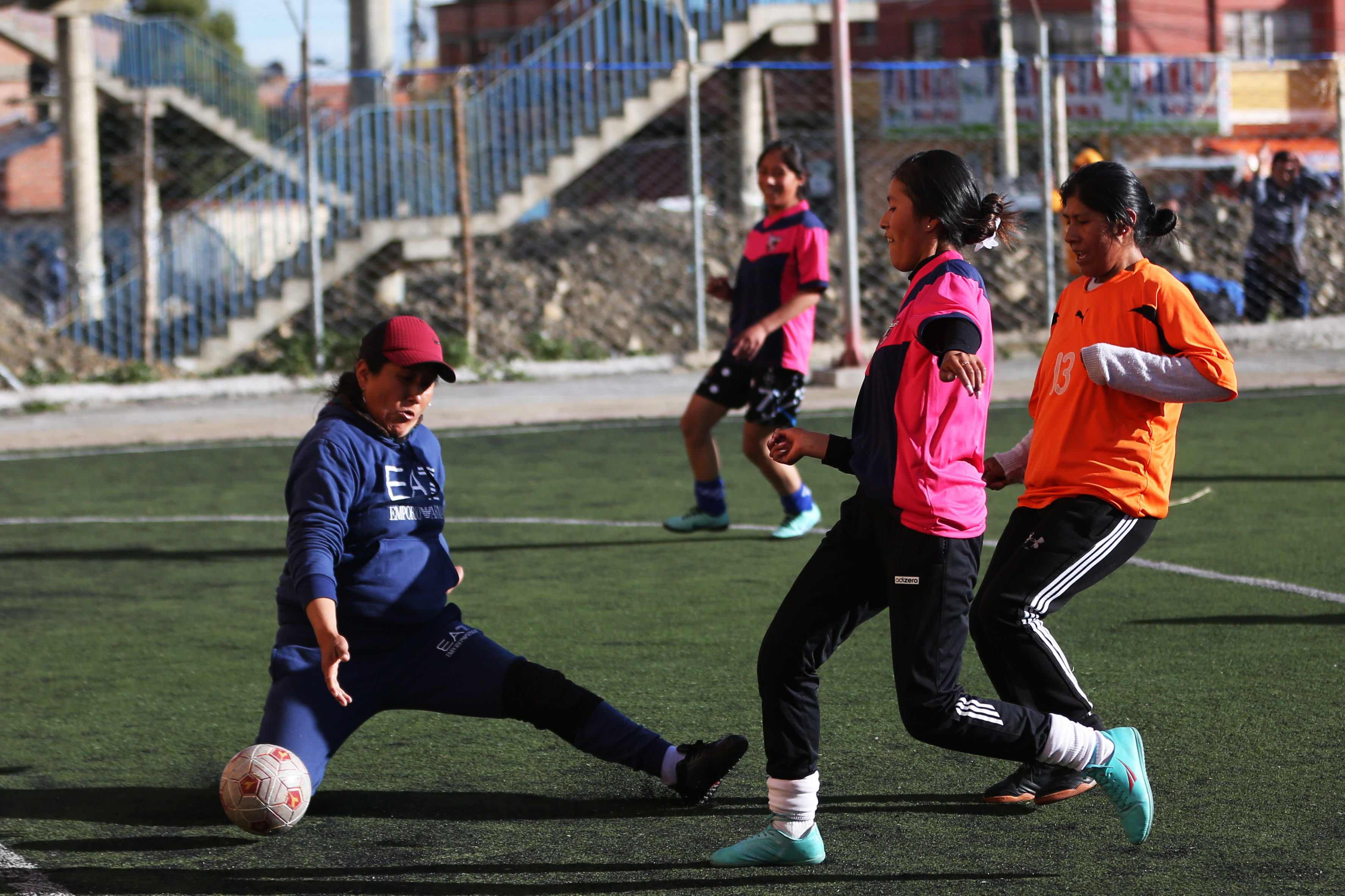 AME029. EL ALTO (BOLIVIA), 19/03/2024.- Mujeres juegan fútbol en una escuela creada por mujeres y para mujeres, el 14 de marzo de 2024, en El Alto (Bolivia). La primera escuela de fútbol creada por mujeres y para mujeres de todas las edades en El Alto se ha abierto espacio poco a poco en los 4.150 metros de altitud de esa ciudad boliviana tumbando el mito de que ese deporte es sólo para hombres, que aún persiste en algunos segmentos de la sociedad. EFE/ Luis Gandarillas