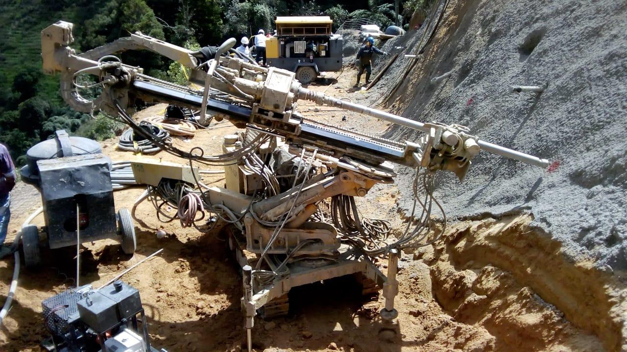 Con anclajes y concreto buscan estabilizar talud en la vía Calarcá-Cajamarca