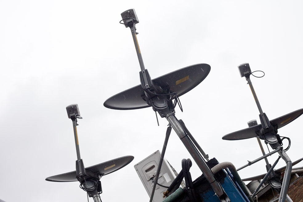 El campo se conecta con internet satelital