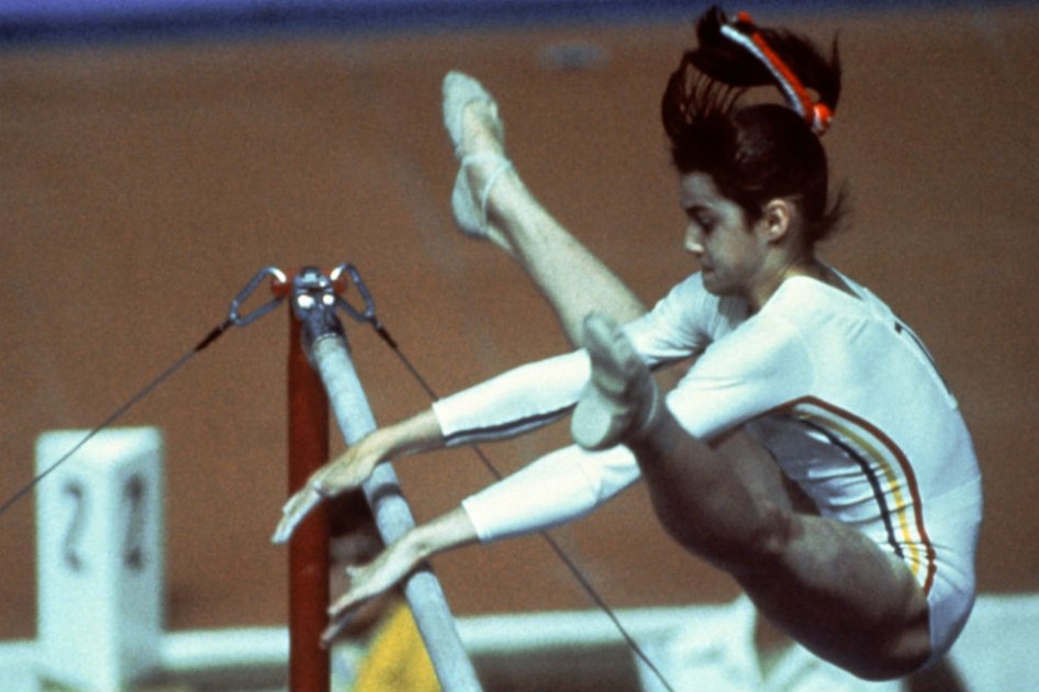 Nadia Comaneci durante su actuación en barras paralelas en Montreal 1976. Foto: EFE