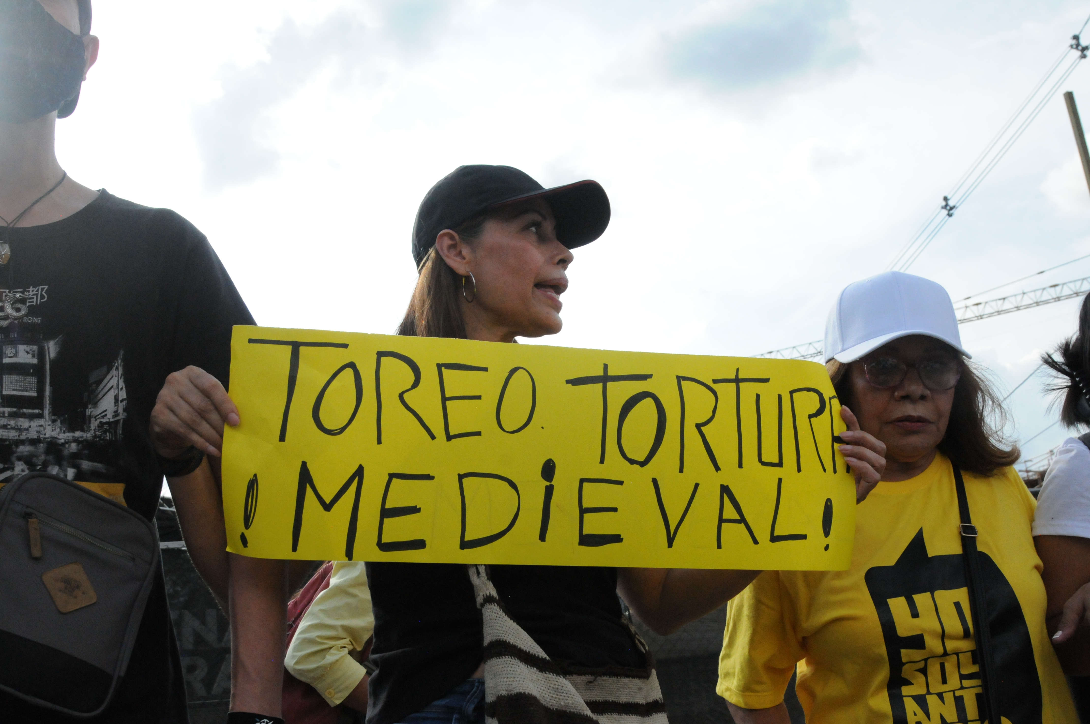 Una mujer sostiene una pancancarta con la leyenda: "Torero, tortura medieval".