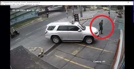 Según la Fiscalía, este sería el Mayor descendiendo de su camioneta el día de los hechos.
