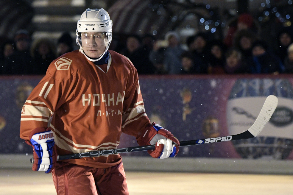 Putin juega un partido de hockey sobre hielo en la Plaza Roja