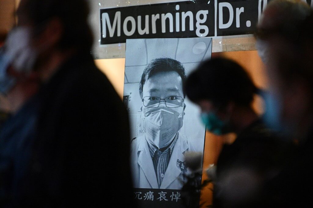 China, blanco de críticas en redes sociales tras muerte de médico que alertó sobre coronavirus