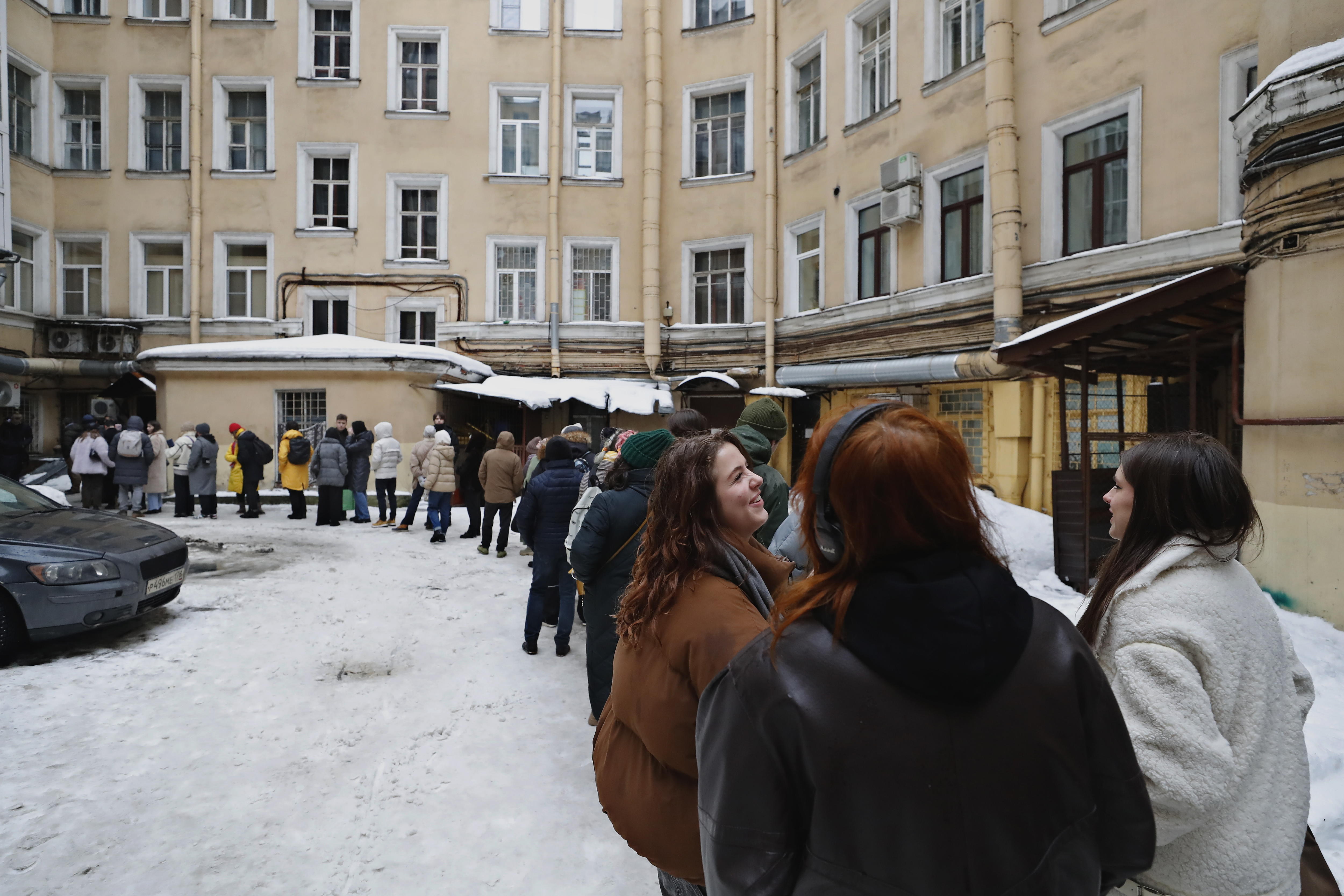 St. Petersburg (Russian Federation), 23/01/2024.- People queue at the campaign headquarters of Boris Nadezhdin, the Civic Initiative Party presidential candidate, to put their signatures in his support in St. Petersburg, Russia, 23 January 2024. On 07 December 2023, the Federation Council adopted a resolution calling elections for the President of the Russian Federation. The Central Election Commission decided to hold presidential elections within three days - from 15 to 17 March 2024. (Elecciones, Rusia, San Petersburgo) EFE/EPA/ANATOLY MALTSEV