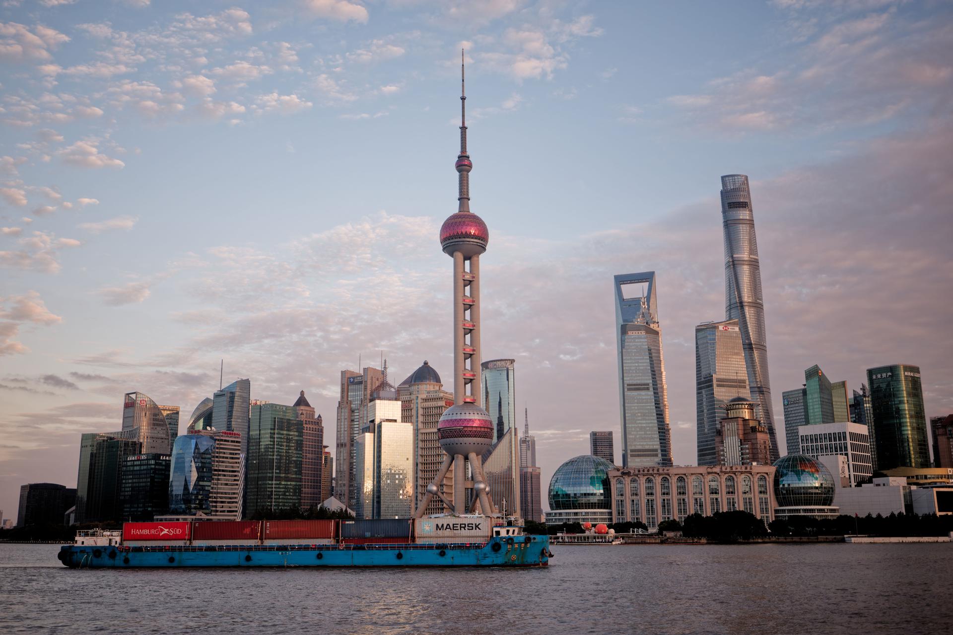 Shanghai (China), 10/11/2025.- A cargo ship sails on the Huangpu River in Shanghai, China, 10 November 2025. China announced that it will suspend additional tariffs on certain US imports starting on 10 November. The decision follows recent China-US economic and trade agreements, the Customs Tariff Commission of the State Council said. EFE/EPA/ALEX PLAVEVSKI