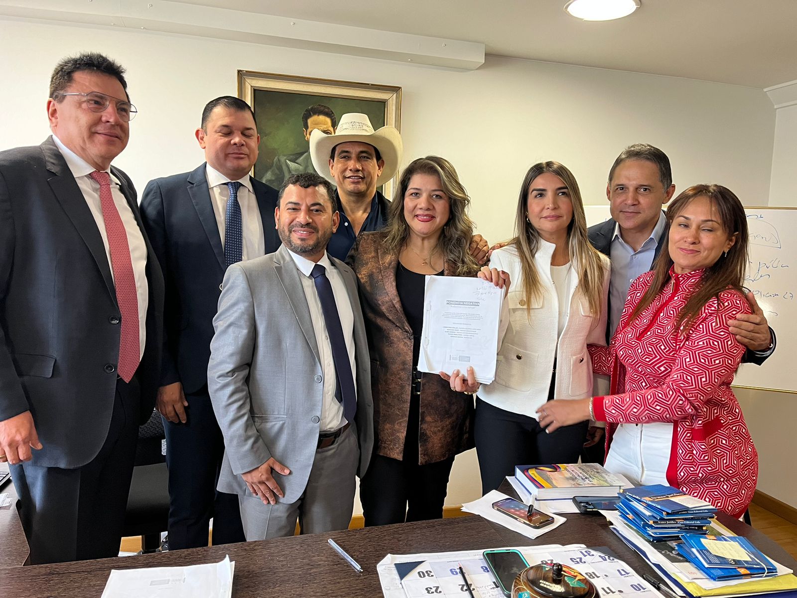Los senadores radicando la ponencia negativa de la reforma.