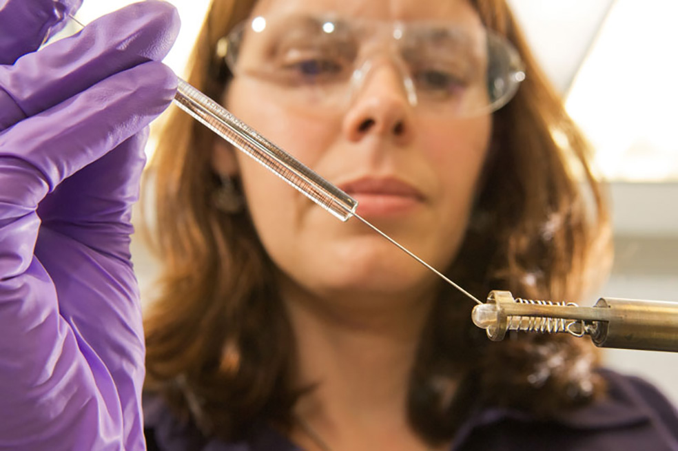 Científicas reciben becas solo si se postulan primero que los hombres, según investigación