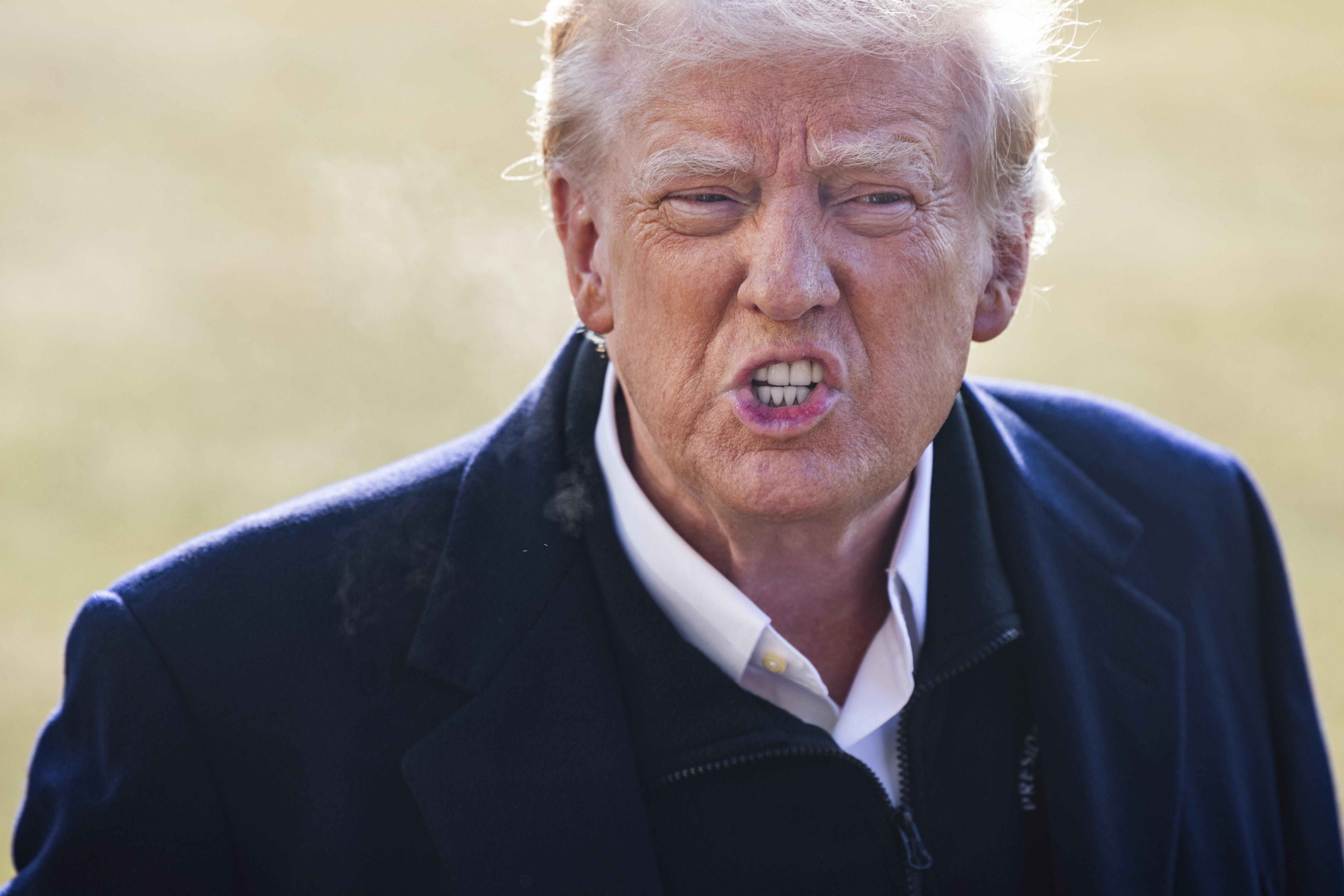 -FOTODELDÍA- Washington, 24/01/2025.- El presidente estadounidense Donald Trump habla con los periodistas cuando sale de la Casa Blanca hacia Carolina del Norte, donde se espera que recorra los daños causados por el huracán, seguido de una visita para recorrer los daños causados por los incendios en Los Ángeles, en Washington, DC, EE. UU., el 24 de enero de 2025. EFE/JIM LO SCALZO