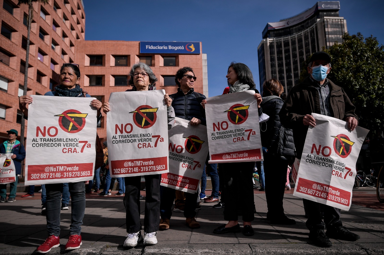 Vecinos de la carrera séptima, en Bogotá, salieron a protestar contra el proyecto.