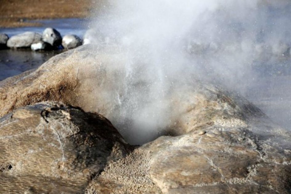 En riesgo la vida de turista que cayó a pozo de aguas termales de altas temperaturas