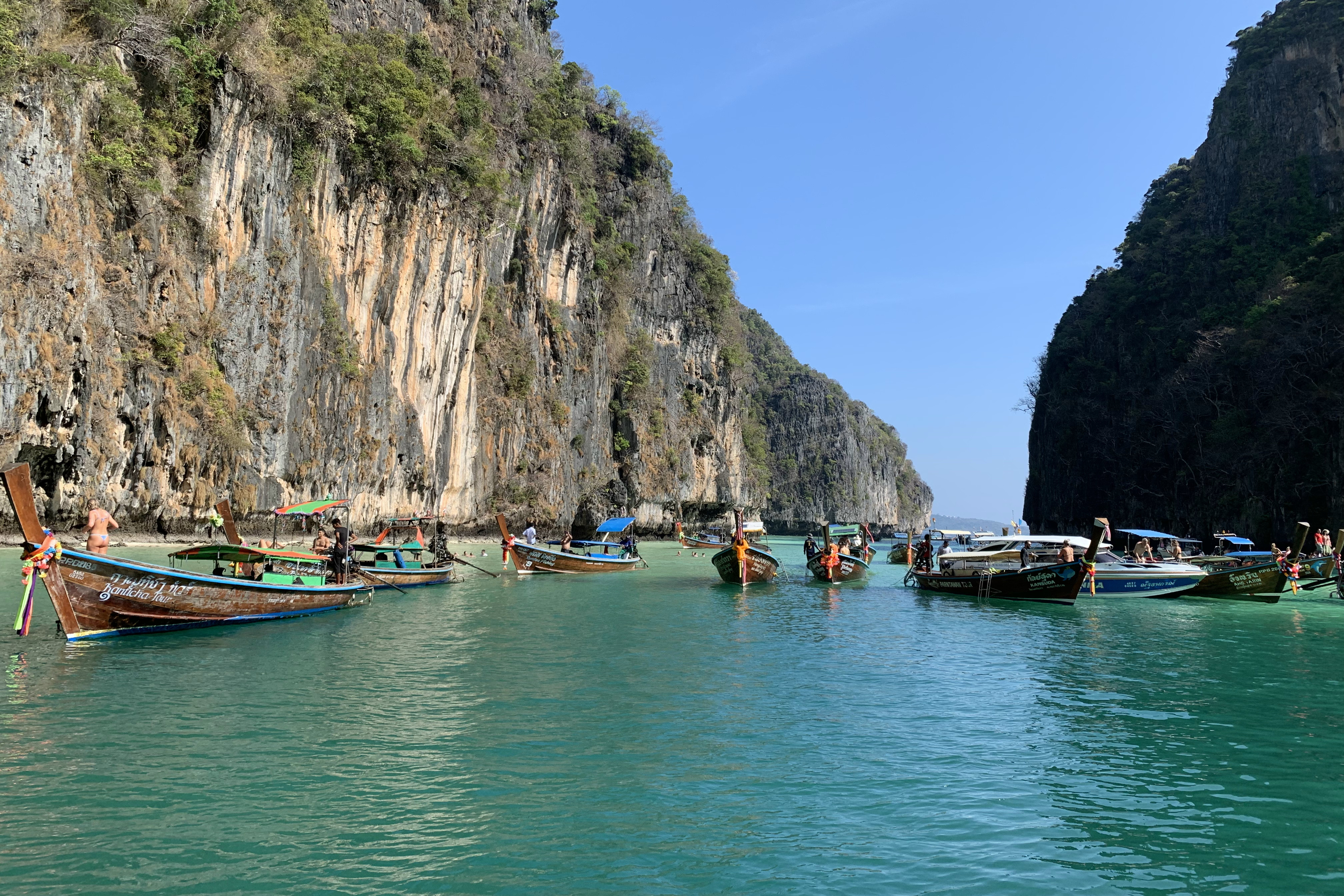 BANGKOK (TAILANDIA), 12/03/2024.- Imagen de una de las islas del archipiélago de Phi Phi en Tailandia. Con playas paradisíacas, de arena blanca y aguas cristalinas, Tailandia se ha alzado como una de las grandes potencias del turismo mundial. Pero en medio de los incentivos para recuperar la economía, aún busca la fórmula para hallar el equilibro entre turismo masivo, desarrollo económico y sostenibilidad. EFE/ Nayara Batschke