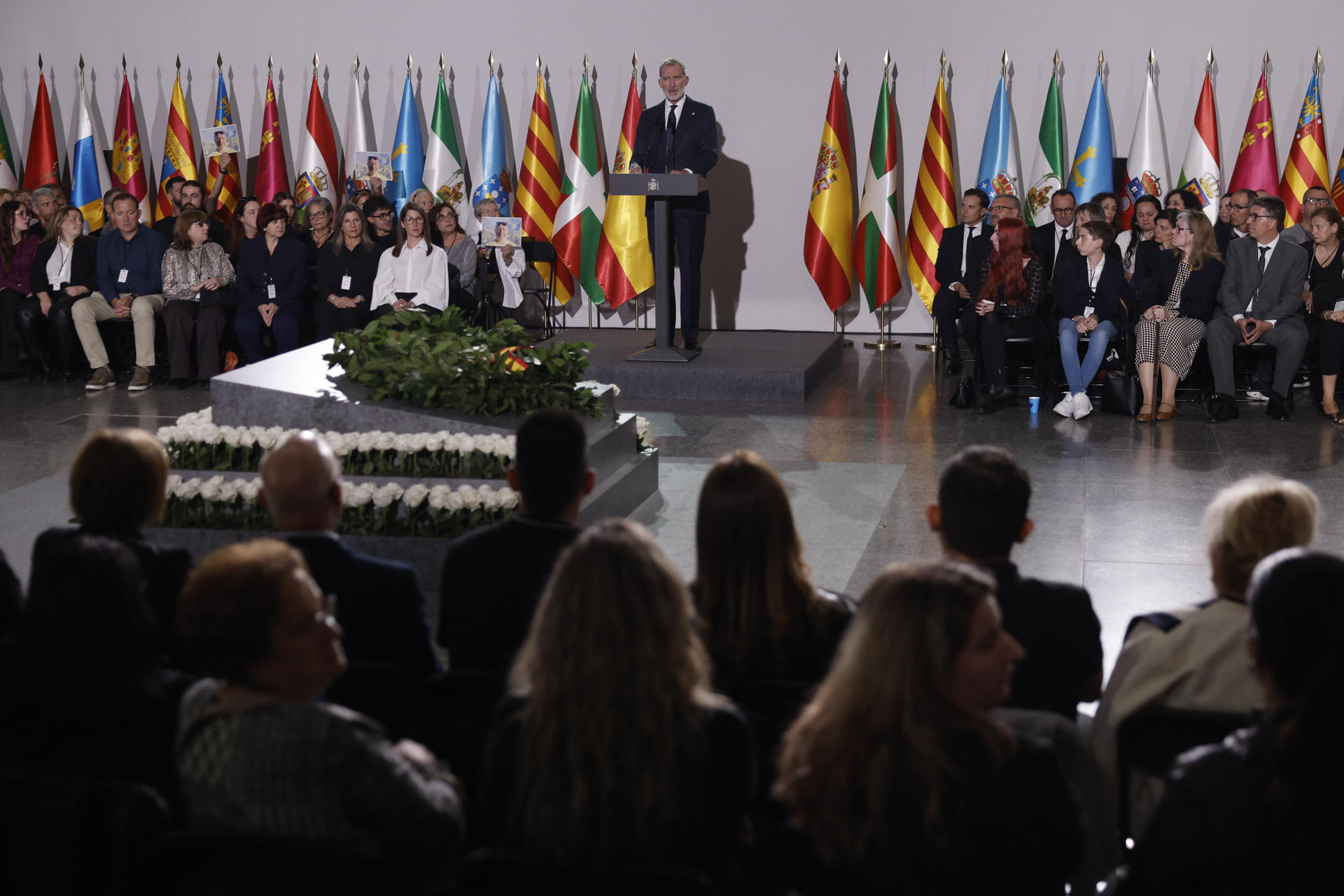 VALENCIA, 29/10/2025.- El rey Felipe VI (c) interviene en el funeral de Estado por las 237 víctimas de la dana celebrado este miércoles en Valencia con motivo del primer aniversario de la tragedia. EFE/ Kai Forsterling