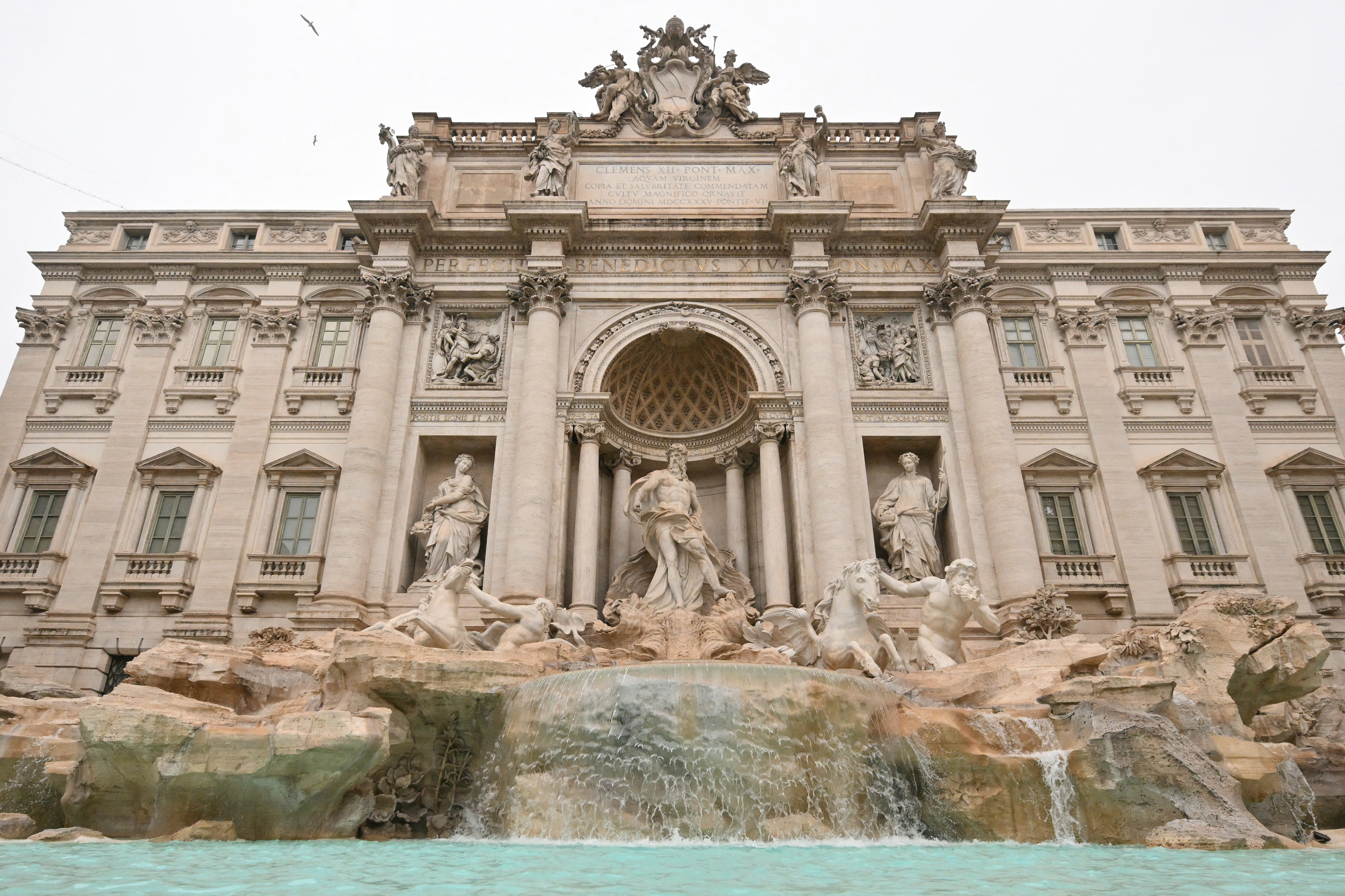 La fuente de Trevi en Roma reabre después de varias semanas de limpieza